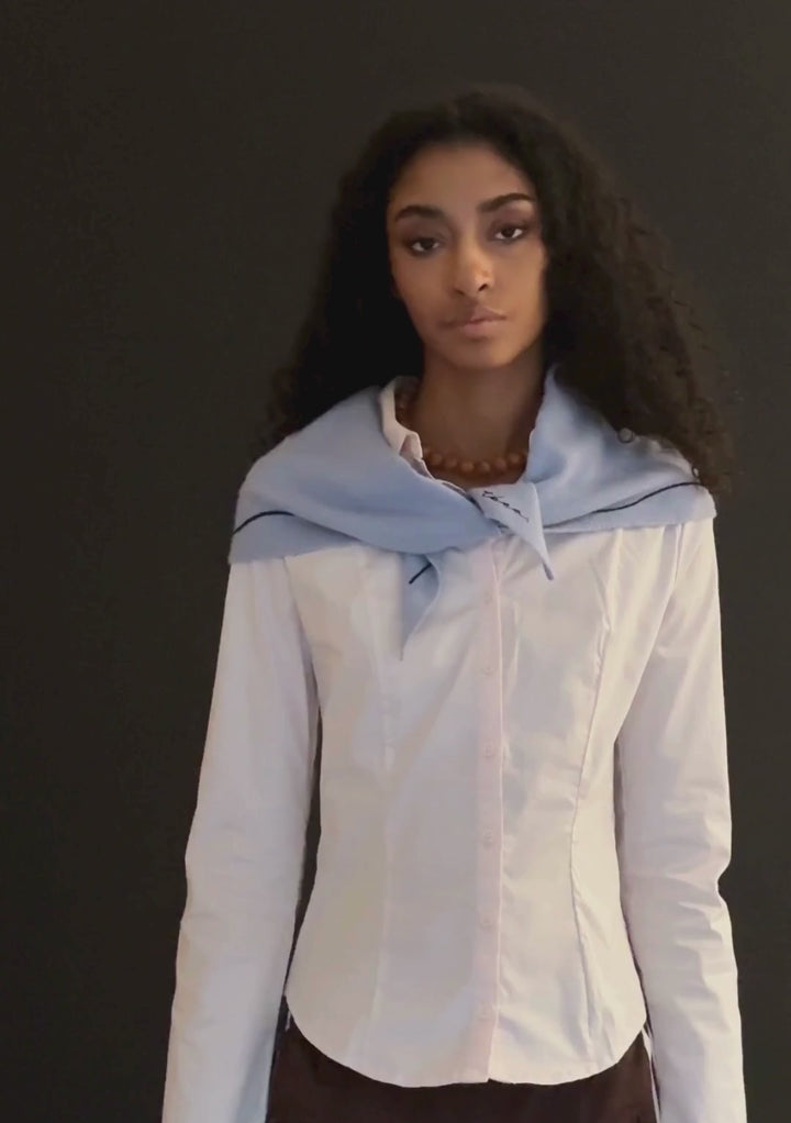 Dreiecksschal aus Merinowolle in der Farbe Vergissmeinnicht 