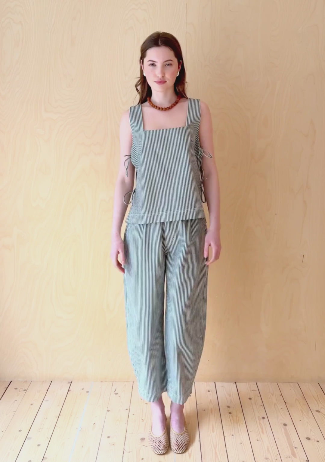 Denim-Hose mit geschwungenem Bein und Fischgrätmuster