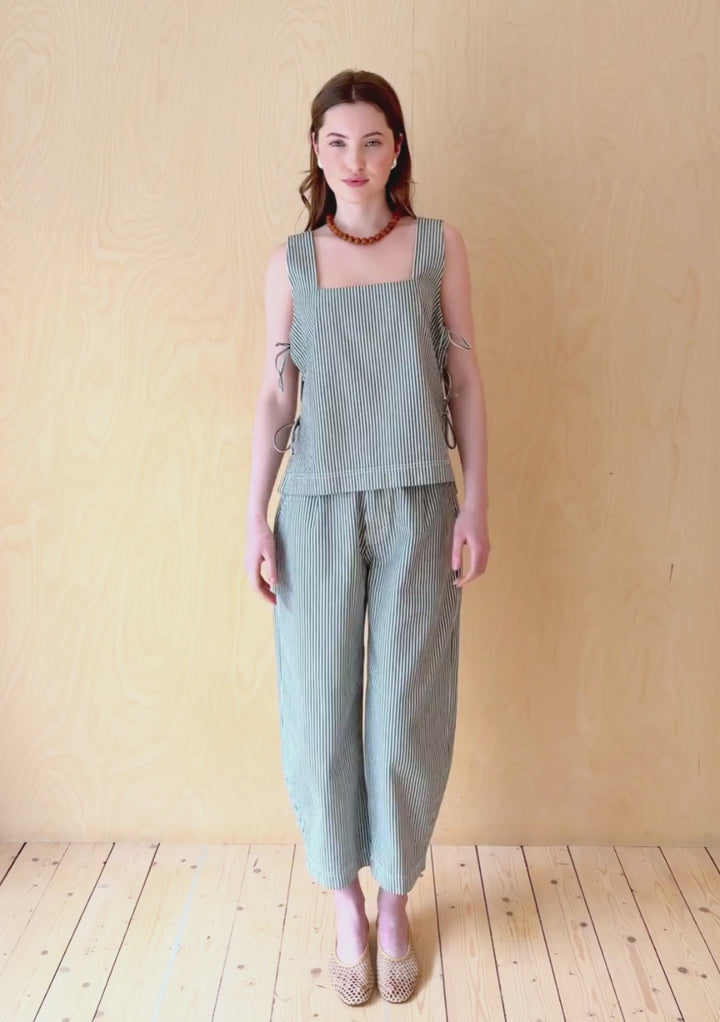 Denim-Hose mit geschwungenem Bein und Fischgrätmuster