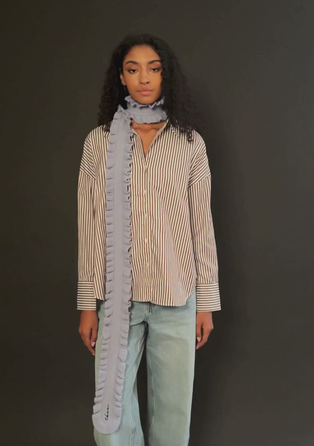 Schmaler Merinowollschal mit blauer Rüsche