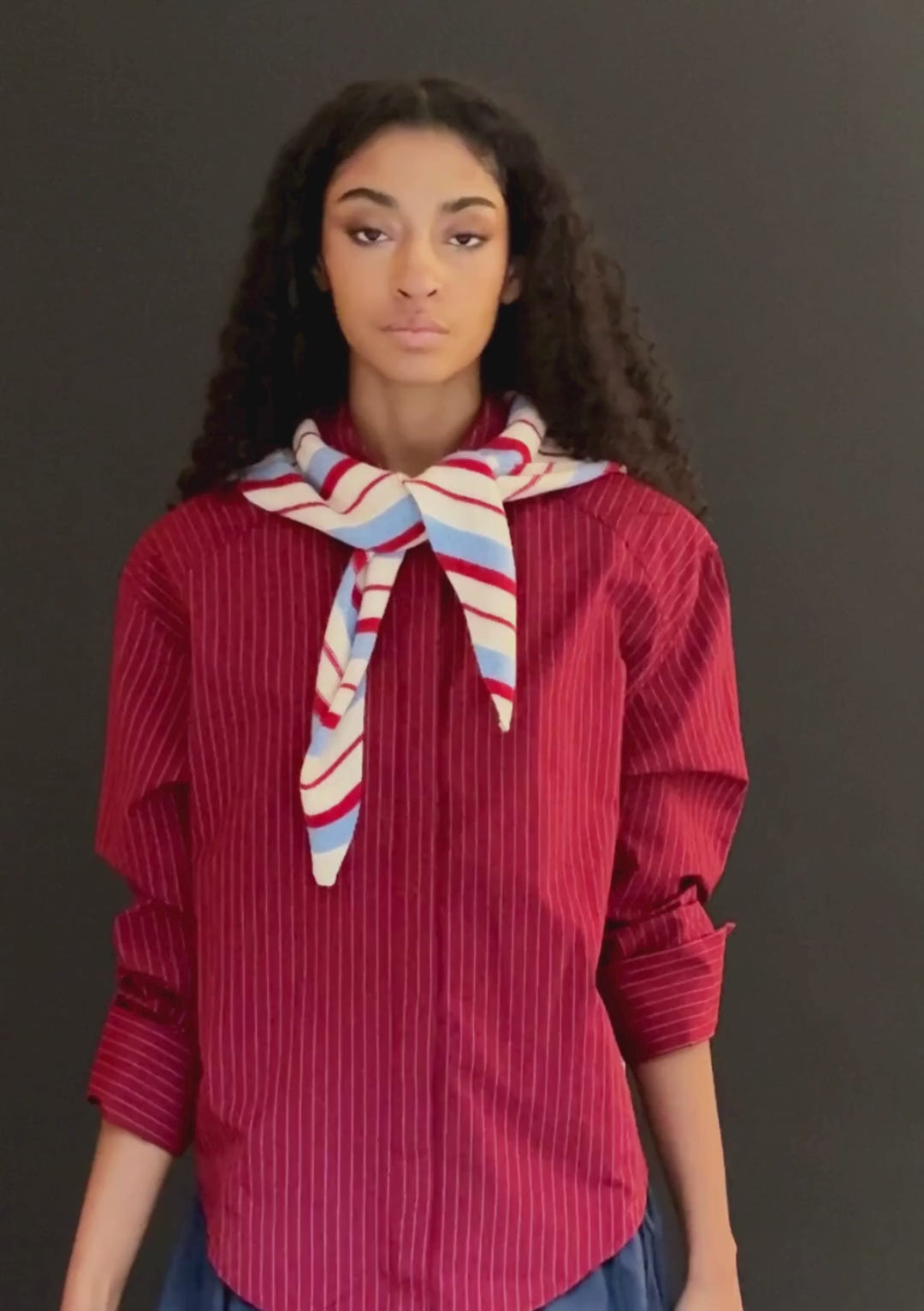 Dreiecksschal aus Merinowolle, blau-rot gestreift 