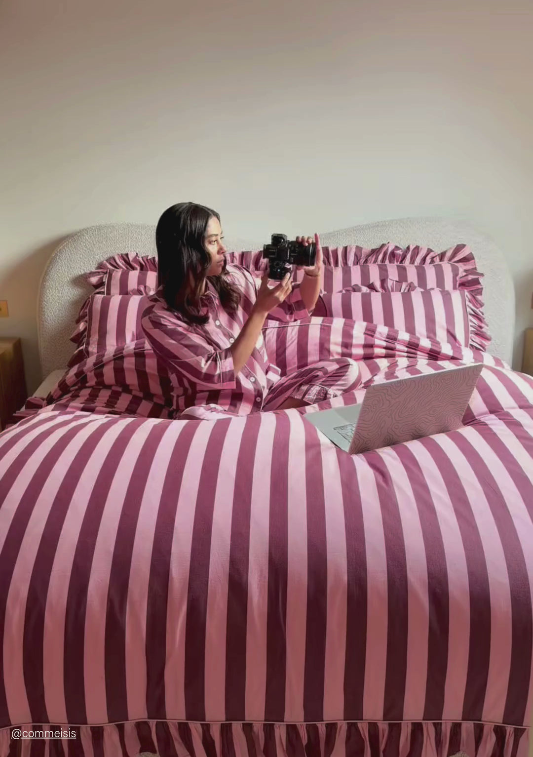 Parure de lit en coton à rayures roses et bordeaux : housse de couette et taies d'oreiller assorties.